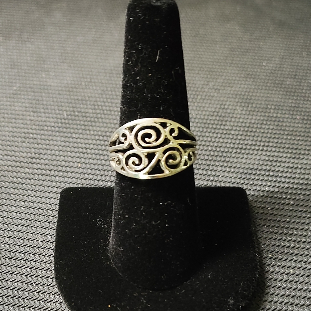 Elegant Silver Tone Twirl Ring Size 7